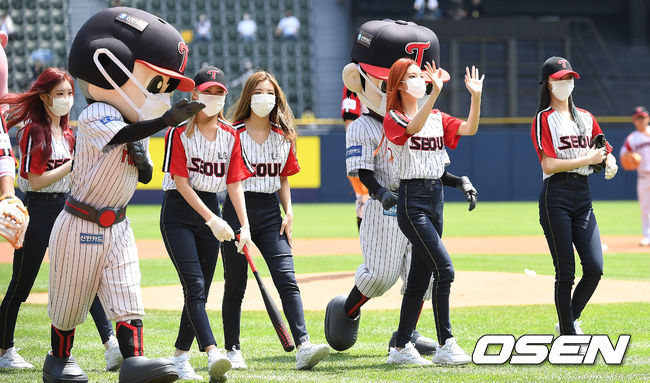 On the afternoon of the 30th, Seoul Jamsil Baseball Stadium held the 2021 Shinhan Bank SOL KBO League LG Twins and Kyonggi of Kiwoom Heroes.Kyonggi Former Girl Group ITZY Yunaga City, and Ryu Jin is greeting as a group after Sita. 2021.05.30