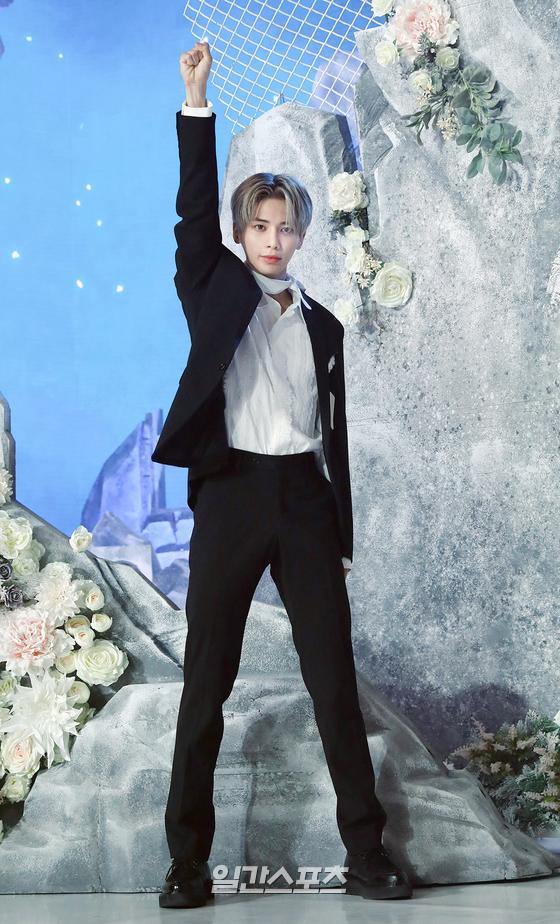 TOMORROW X TOGETHER conducted its second Regular album Chaos: FREEZE Balme Memorial Showcase online at the Seoul Gwangjin District Yes 24 Live Hall on the morning of the 31st.Taehyun, a member of the TXT (Subin, Heuning Kai, Bum Kyu, Fed and Taehyun), poses in photo time.