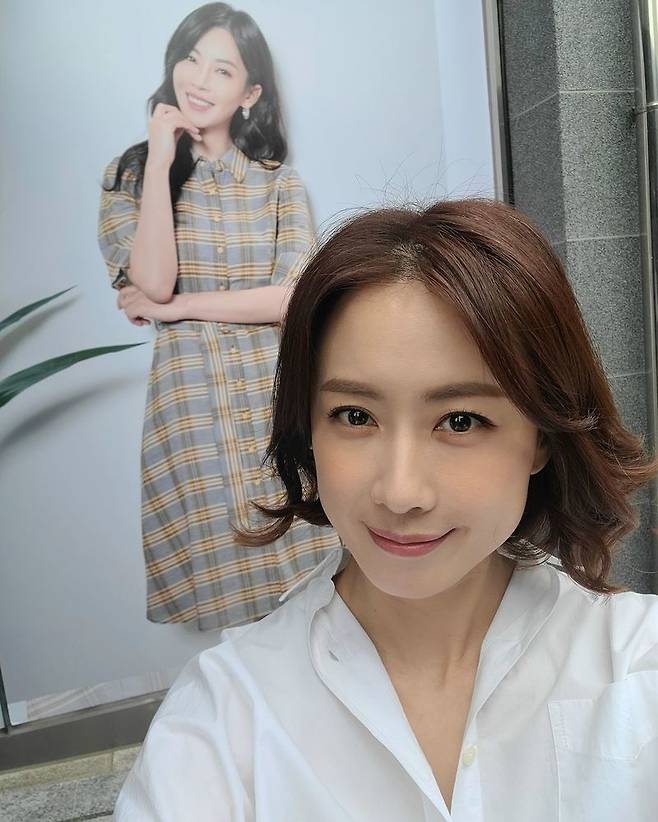 Actor Hong Eun Hee has certified his friendship with Kim So-yeon.On May 31, Hong Eun Hee posted a picture on his instagram with an article entitled I have been shooting and Friend is just ~ ~ ~ # Kim So-yeon.In the open photo, Hong Eun Hee is taking a self-portrait in the background of Kim So-yeons billboard.The innocent beauty and elegant atmosphere of Hong Eun Hee catches the eye.The netizens who watched the photos responded It is so beautiful, You are close to each other, It is good to see and It is a big hit.Hong Eun Hee, who made his debut as MBC 27th public bond talent in 1998, married his colleague Actor Yoo Jun-sang and has two sons.In 2014, he won the MBC Broadcasting Entertainment Grand Prize in Variety.On the other hand, Hong Eun Hee is currently appearing on KBS 2TV weekend drama OK Photon.