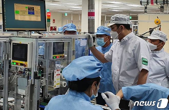 이재용 삼성전자 부회장이 20~21일 베트남 하노이 인근 삼성 복합단지를 찾아 스마트폰 생산공장 등을 점검하고 있다. (삼성전자 제공) 2020.10.22/뉴스1