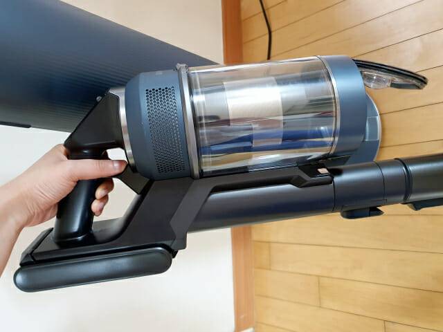 먼지통을 비우고 나면 하단 덮개가 열려 있다. (사진=지디넷코리아)