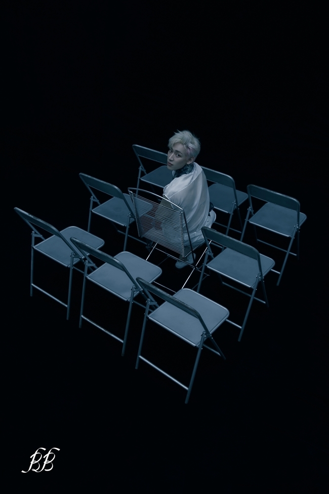 The fifth concept photo of BamBams first mini album riBBon was released.A total of nine BamBam appear in the fifth concept photo released on June 1 through BamBams official SNS.In the dark, eight BamBam sits back looking down or looking elsewhere, only one BamBam turning his head and staring at something.In another photo, BamBam sitting alone in the empty chairs is filled with questions about what the story is.BamBam, who had a visual shock by showing new charms that had not been seen until now through the title poster of Mini album RiBBon, which was first released on the 25th of last month, continues to unveil concept photos with various charms and is gathering attention every day.