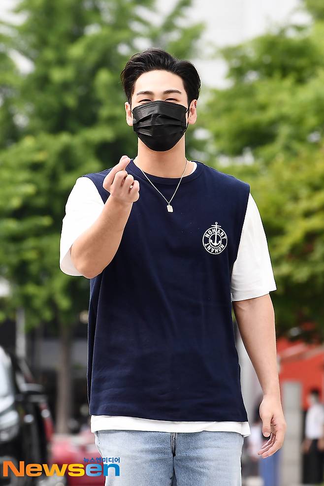 NUEST member Baekho is on his way to work as a special DJ for SBS Power FM Lee Juns Young Street at SBS Mok-dong, Yangcheon-gu, Seoul, on the afternoon of June 1.