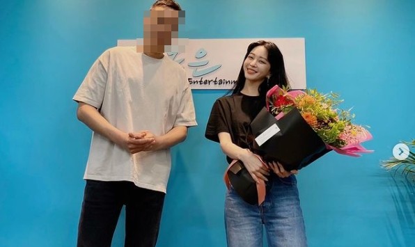 Actor Han Ye-seul has revealed himself as a family member of the high Andreu Buenafuentetainment.Han Ye-seul said through his instagram on the 1st, It is a new family that came with me. Cheering and watching our step in the future.# High Andreu Buenafuentetainment # Representative is tall # 194cm and directly signed an exclusive contract with the high Andreu Buenafuentetainment.The photos posted together show Han Ye-seul posing with his agency representative at the high Andreu Buenafuentetainment.Han Ye-seul, who is wearing a black T-shirt and jeans and smiling brightly with a bouquet of flowers, gives a glimpse of expectations for a new start.Fans sent Cheering in response to Congratulations and Walk on the Flower Road.Meanwhile, Han Ye-seul recently revealed that he is in love with his 10-year-old Boy friend and a sweet date photo.