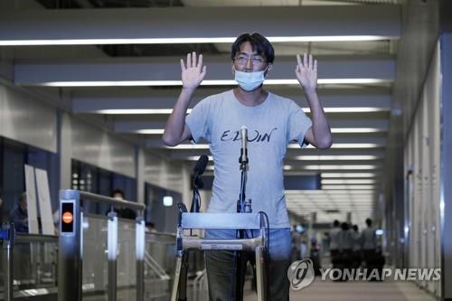 미얀마서 추방돼 일본 나리타 공항에 도착한 기타즈미 유키 [AP=연합뉴스]