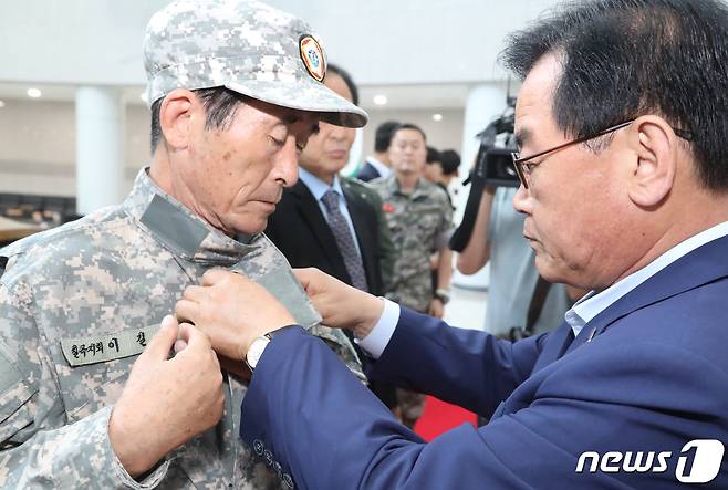 '호국영웅' 뱃지 다는 월남전 참전용사 (사진은 기사 내용과 관련 없음) 2020.6.22/뉴스1 © News1 정우용 기자