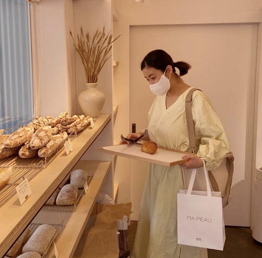 Actor Kang So-ra reveals special love for breadKang So-ra wrote on Instagram on the 2nd, Bread restaurant. Its so delicious. Im happy. Its the best. Its exciting. And put on a hashtag called #Breadland Pilgrimage.Kang So-ra, in a photo released with the article, holds a tray in a bakery, a languid look at the bread with a languid eye.Kang So-ra also showed a cute bread-spot aspect by taking a picture of Bakerys sign.Meanwhile, Kang So-ra married an 8-year-old oriental medicine doctor in August last year and gave birth to a daughter in April.