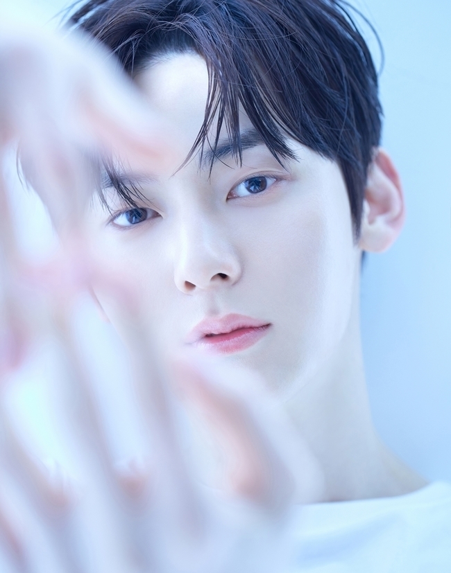 Hwang Min-hyun released the new Profile Public.On June 2, Pledice Entertainment announced a new profile with a variety of charms ranging from the heavy presence of Hwang Min-hyun to soft charisma and refreshment.In the public released photo, Hwang Min-hyun not only highlighted the picturesque visuals, but also the deep eyes toward the front contained rich emotions and maturity as an actor.In addition, the cut with a light atmosphere, a picture that maximizes a natural yet dreamy image with jeans and a white T-shirt, and a full-length shot with a colorful physical of Hwang Min-hyun.In the future, expectations for the endless transformation that Hwang Min-hyun will show through Acting are rising.