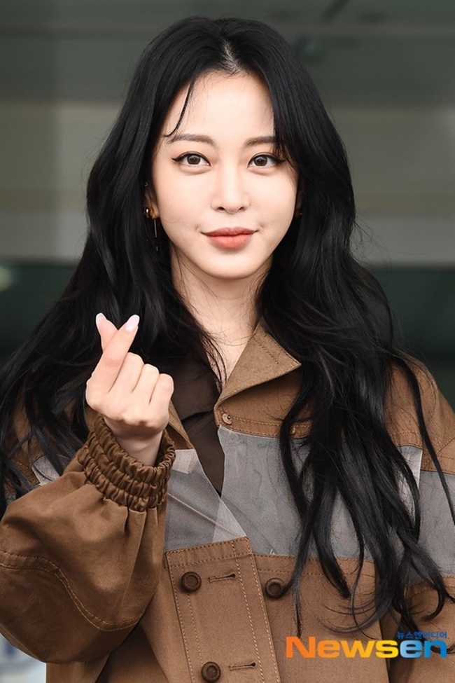 Actor Han Ye-seul, who is suffering from noise after the Boy Friend Public release, announced agency Lee Juck himself.With a new start ahead, can we find Charlie Varrick, a public release enthusiast?Han Ye-seul announced on June 1 that he had a contract with high entertainment, saying, Please support and watch the future.In addition, he released a two-shot shot with agency representative and revealed his new Nest.Han Ye-seul The attention to each move has been focused on May 13 when I directly informed the presence of Boy Friend.It was the beginning of Han Ye-seuldown Public Release devotion, loved by its usual, straightforward charm.Han Ye-seul Boy friend is a former theater actor and the Age difference between the two is 10 years old and has been dating for about a year.Since then, Han Ye-seul has shown off his affection by releasing the Date scene without hesitation.The public, too, gave generous congratulations and support to the candid Han Ye-seul before love; but an unexpected reef emerged.The YouTube channel Garosero Research Institute (hereinafter referred to as Gaseyeon) raised suspicions about Han Ye-seul Boy friend that he was from the garland world.As the controversy erupted, Han Ye-seul refuted a series of allegations via Instagram, but Gase Yeon continued the revelation, including claiming Han Ye-seul was related to the club Burning Sun in addition.Han Ye-seul, who has been suffering from various suspicions since public release of Boy Friend, has appealed for injustice by referring to the former agency in this process.He responded suspiciously by mentioning the fact that the controversy surrounding him was about to expire.Han Ye-seul has made a personal stand on the allegations until Lee Juck and team up again with the new agency.It is natural that Han Ye-seul and his agency will be interested in how Charley Varrick will be prepared while the public release devotion and agency contracts continue, but suspicions continue.In addition, Han Ye-seul is also considering appearing in the new drama Goodbye Romance (Gase).It is worth noting what direction this controversy will show in the face of returning to Actor.