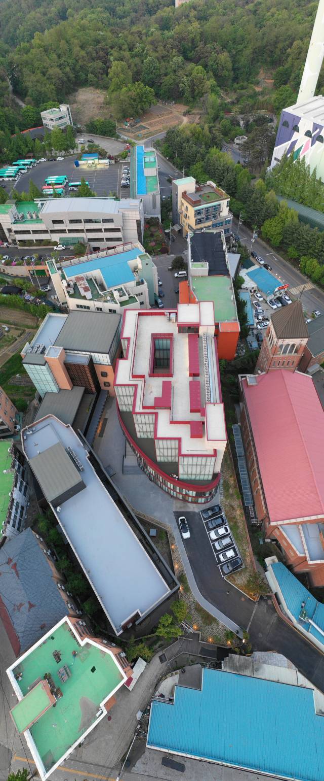 위에서 내려다본 다니엘학교 전경. 기존 교회 및 유치원 건물과 함께 들어섰다. /사진 제공=김재경 사진작가