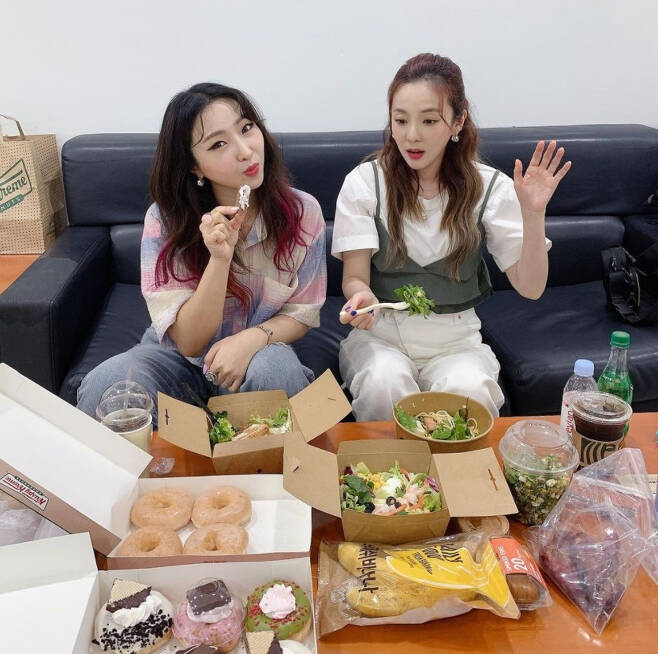 San Daraa Park said on his Instagram on the 2nd, I have never seen you eat Min-jiwal Sister Salad since I was a trainee. I always eat delicious things when I eat Chanlin (CL) and Min-ji Salad. Salad sometimes eats snacks. I posted two photos.In the photo, San Daraa Park is enjoying a good time with Minzy, eating Salad, and the donuts and bananas on the table with Salad are also eye-catching.I had a cold noodle with pork cutlets a few months before the fire, but now I have a min-ji team that is not me to give donuts, but I have endured it, said Daraa Park. I am so sorry that I always ate hamburgers in ramen chicken when I was eating my members diet.I know now. I love you. Im healthy now, he said.Meanwhile, San Daraa Park reported on the breakup with YG Entertainment, a former agency that has been in a relationship for 17 years.