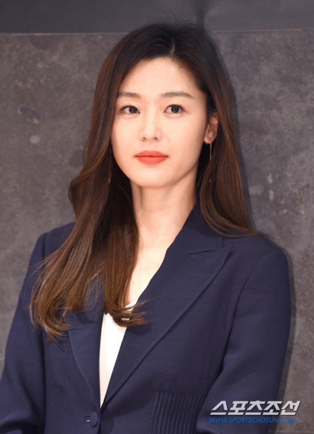 The YouTube channel Garosero Research Institute (hereinafter referred to as hoverlab), which is causing noise as a window of controversy in the entertainment industry, has received much attention this time by raising actor Jun Ji-hyuns Rumor for Divorce.On the last two days, hoverlab said, Jun Ji-hyun Rumor for Divorce entity (Jun Ji-hyun assets 87 billion units), Husband Choi, Junhyuk and Legal separation?.Jun Ji-hyun married Choi, Junhyuk, the second son of Alpha Asset Management Chairman Choi Gon, in April 2012.The two elementary school students were reunited with the introduction of their acquaintances in 2010 and developed into lovers, and they made the fruits of marriage. They have two sons and are happily married.Jun Ji-hyun, who has been working on the act for a while due to child care, has returned to the Netflix original series Kingdom Season 2 and has been actively performing until the TVN drama Jirisan which is currently being filmed.However, this Jun Ji-hyun caused controversy again when hoverlab raised the Rumor for divorce.Kim Yong-ho and Kang Yong-seok of hoverlab said, In December 2020, Jun Ji-hyuns Husband ran away.Jun Ji-hyun does not have one divorce because of ad penaltyThere are dozens of advertisements taken by Jun Ji-hyun, and if you divorce, you have to pay three times the amount of 1 billion advertisements as a penalty.There is no suture between Jun Ji-hyun and his Husband already; Jun Ji-hyun is also considering emigrating to a foreign country.If it turns out that Husband was divorced because of an affair, it could hurt the title of the nations top star; I want to somehow smooth things out, he added.Currently, Jun Ji-hyun is discussing what measures to take against hoverlab with the position of unfounded in the absurd Rumor for duty.