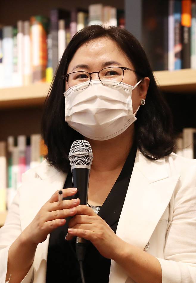 권경애 변호사가 지난달 25일 오후 서울 강남구 선릉로 최인아책방에서 열린 '한번도 경험해보지 못한 나라' 기자 간담회에서 책 소개를 하고 있다. /뉴시스