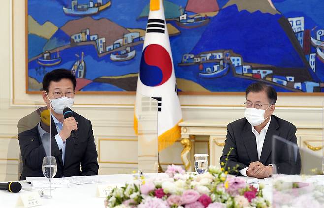 더불어민주당 송영길 대표가 지난달 26일 청와대에서 열린 문재인 대통령과 여야 대표 오찬간담회에서 발언하고 있다./연합뉴스