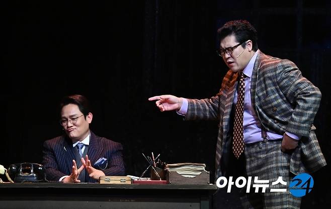 배우 강성진과 황이건이 3일 오후 서울 중구 신당동 충무아트센터에서 진행된 뮤지컬 '1976 할란카운티' 프레스콜에 참석해 연기를 펼치고 있다.