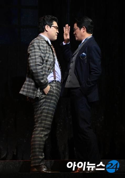 배우 강성진과 황이건이 3일 오후 서울 중구 신당동 충무아트센터에서 진행된 뮤지컬 '1976 할란카운티' 프레스콜에 참석해 연기를 펼치고 있다.