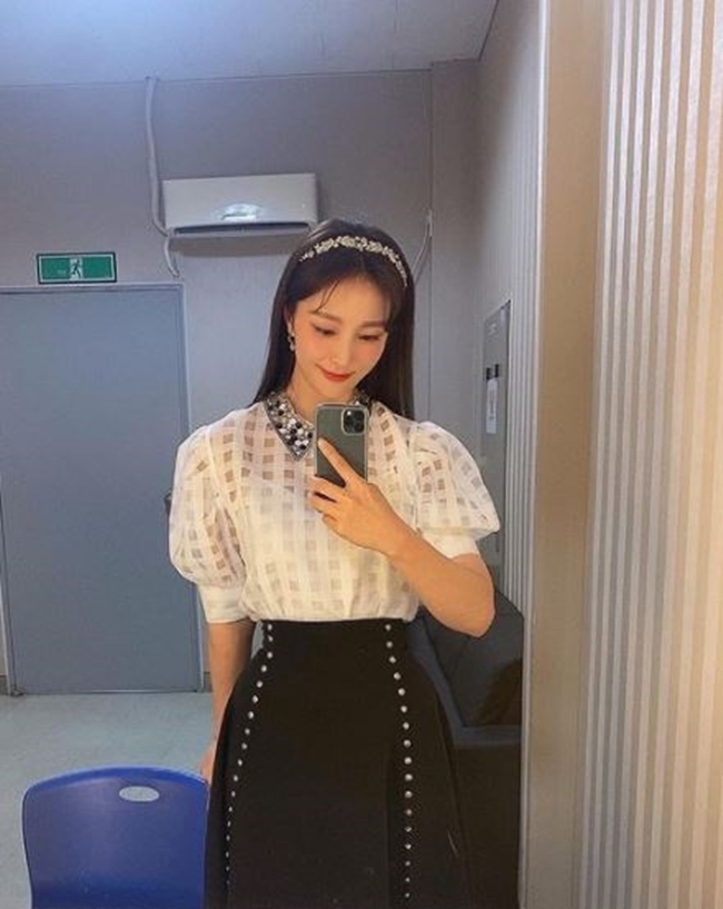 Ahn Hye-Kyung, an actor and broadcaster from the weather caster, reported a bright current situation.Ahn Hye-Kyung posted two photos on his personal instagram on June 3 with an article entitled Put on the Headband these days.The photo shows Ahn Hye-Kyung sitting in the waiting room and taking a picture of himself in the mirror, attracting attention by digesting the floral headbands in a fashionable way.In another photo he looked bright with a pale smile, and the look of Ely looks is outstanding with a pure atmosphere.On the other hand, Ahn Hye-Kyung expressed his feelings of being attacked by Flaming, recalling the time when he was contracting with Goo Bon-seung on SBS Burning Youth broadcast last month.Ahn Hye-Kyung said, When I look at the SNS comment window, there were many stories such as Do not take your brother from Kyung-heons sister, why do you intervene between the two?I was just working hard on a contract couple as a big brother (Goo Bon-seung) fan, but I was heartbroken to hear those words, he said, wistfully.
