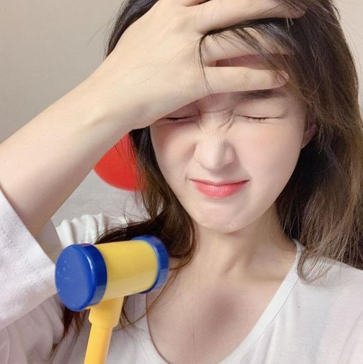 Kim Yul-hee, a singer from the girl group Laboum, showed off her innocent beauty while she was with her children.Kim Yul-hee posted a picture on his personal SNS on the 3rd with an article entitled Re-election takes Selfie and pushes Maangchi.The photo showed Kim Yul-hee taking a selfie, and Kim Yul-hees face, which closed his eyes and frowned with one hand over his head, drew attention.Especially, Kim Yul-hees face is attracted to the infant toy Maangchi.Kim Yul-hee, Choi Min-hwans first son Jae-yul added a playful to her mothers selfie shoot.Kim Yul-hee, who does not lose her innocent beauty in the natural daily life with her child, was impressed.Kim Yul-hee is married to FT Island member Choi Min-hwan and has one male and two female children.Kim Yul-hee SNS.