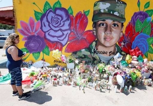 지난해 4월 미국 육군 일병이던 바네사 기옌이 상사한테 성폭행에 이어 살해까지 당한 사건 이후 조성된 추모 벽화 앞에 추모객들이 두고 간 꽃과 양초 등이 놓여 있다. 뉴시스