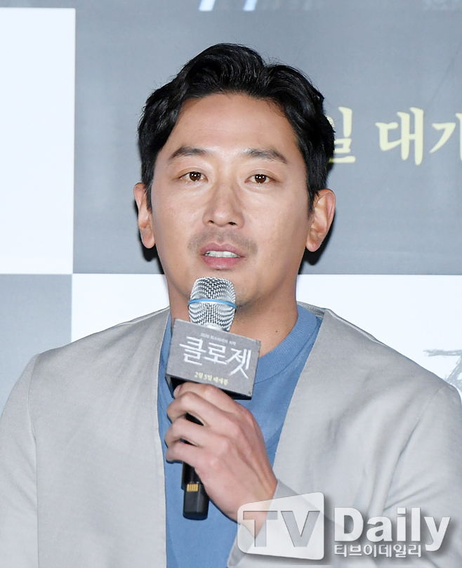 Actor Ha Jung-woos Propofol Illegal Oral Administration has been briefly charged with Fined.The allegations of Propofol Illegal Oral Administration by Ha Jung-woo erupted in February last year.Ha Jung-woo revealed the situation in which Oral administration of propofol, a sleep anesthetic called milk injection, was performed at a plastic surgery clinic in Gangnam, Seoul from January to September 2019.Ha Jung-woo denied that he had performed sleep anesthesia for scar treatment at the time of the controversy.However, it was investigated that he received a nickname under his brother and managers name, leaving a question.Ha Jung-woo, who attended the prosecution investigation, denied the allegations of Propofol Illegal Oral Administration, saying it was for treatment purposes.After the investigation, the Seoul Central District Prosecutors Office of Criminal Criminal Criminal Investigation briefly indicted Ha Jung-woo on the 28th of last month on charges of propofol Illegal Oral administration.A brief indictment means that the prosecution requests a written hearing to the court in a summary procedure when it is judged that the suspect is being given a Fined rather than a prison sentence.Ha Jung-woo announced his position directly through his agency in a year and four months after the controversy over Propofol Illegal Oral Administration.Ha Jung-woo said, I have told all the facts during the prosecution investigation, and I accept the disposition with humility.As for the purpose of using propofol, he still insisted, I have been treated with dermatology due to acne scars on my face, and if I received treatment with pain such as laser treatment, I was treated with sleep anesthesia.However, he did not disclose a separate position on the subject of the controversial issue.Ha Jung-woo said, Even though I needed stricter self-management as an actor who has been loved too much, I am reflecting on a small day judgment that I did not think was wrong because I received actual treatment.I would like to express my sincere apology to all those who have given me interest and love, all those who have appeared or are going to appear, and all the employees and their families of my company, and I will be able to act more carefully by cracking down on myself in the future.Meanwhile, Ha Jung-woo recently started filming the Netflix series Surinam, directed by Yoon Jong Bin.