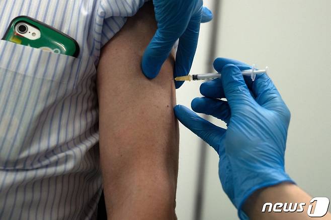 일본 도쿄에서 코로나19 백신 접종이 이뤄지고 있다. © AFP=뉴스1