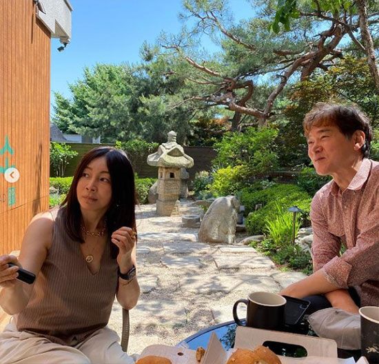 Actors Hwang Shin-hye and Jeon In-hwa enjoyed the Seongbuk-dong Date.On the 4th, Hwang Shin-hye wrote in his instagram, In a long time...Date. A restaurant recommended by Jin. A bakery tour in Seongbuk-dong.Mr. Soon-jung, who is more beautiful, and posted a picture.The photo released shows Hwang Shin-hye meeting with Jeon In-hwa and enjoying Date. KBS 2TV weekend drama Oh! Samgwang Villa!Hwang Shin-hye and Jeon In-hwa, who have appeared together and have been in a relationship, boast a friendship.The beauty of Hwang Shin-hye and Jeon In-hwa, who are particularly overshadowed by the 50s Age, seems to be going against the years.It boasts a young charm not only for skin textures that are as good as 20s but also for a lively smile.In addition, the meeting with the actor who made a relationship in the drama is also revealed slightly, attracting attention.Meanwhile, Hwang Shin-hye was born in 1963 and is 59 years old at Age this year. Jeon In-hwa is born in 1965 and is 57 years old at Age this year.
