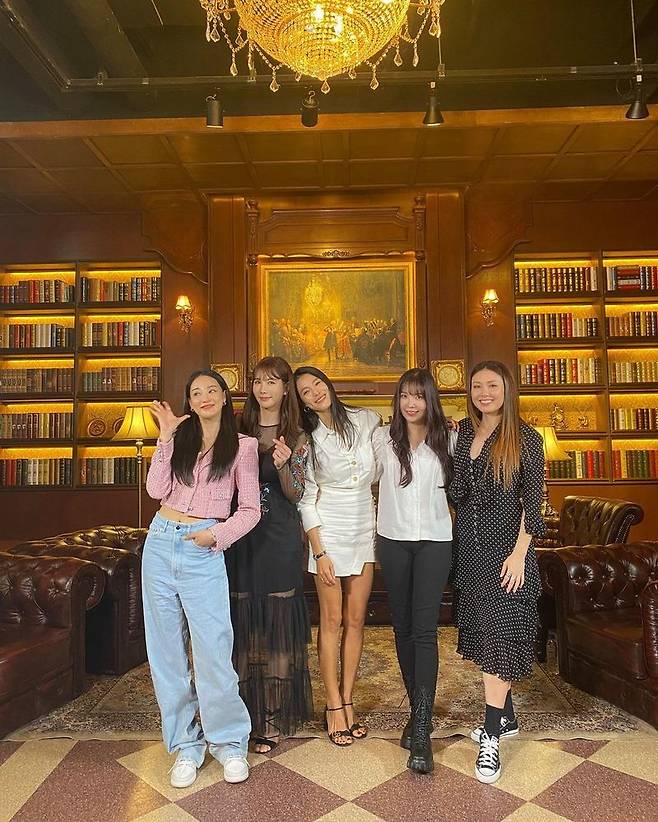Lee Joo-yeon shared memories with After School members who gathered in one place.Lee Joo-yeon wrote on his instagram on June 4, Its a true story. Its been so fun thanks to Moonlighting.Friday, June 11th, 11:30 p.m., please expect SBS civilization. Ah ha ha ha! shout. Deva.After School Allabung and posted several photos.In the open photo, Lee Joo-yeon poses side by side with Jung-ah, Kahi, Raina and Becca who have been members of After School.The five showed off their friendship with a bright smile on the camera.Lee Joo-yeons slender body, Kahis legs, and the beauty of After School members who have not changed over time, are outstanding.Earlier, Lee Joo-yeon and other members of After School appeared as corner guests for SBS YouTube channel Moonlightings famous song (hereinafter referred to as Comb Eye) that will close the eyes even if it comes back.It has been almost a decade since they gathered in one place.Kahi and Becca showed passion for broadcasting from Bali and Hawaii to Korea and living in Jassamuri, and the members showed passion for Deva and Bang! (BANG!) and so on.