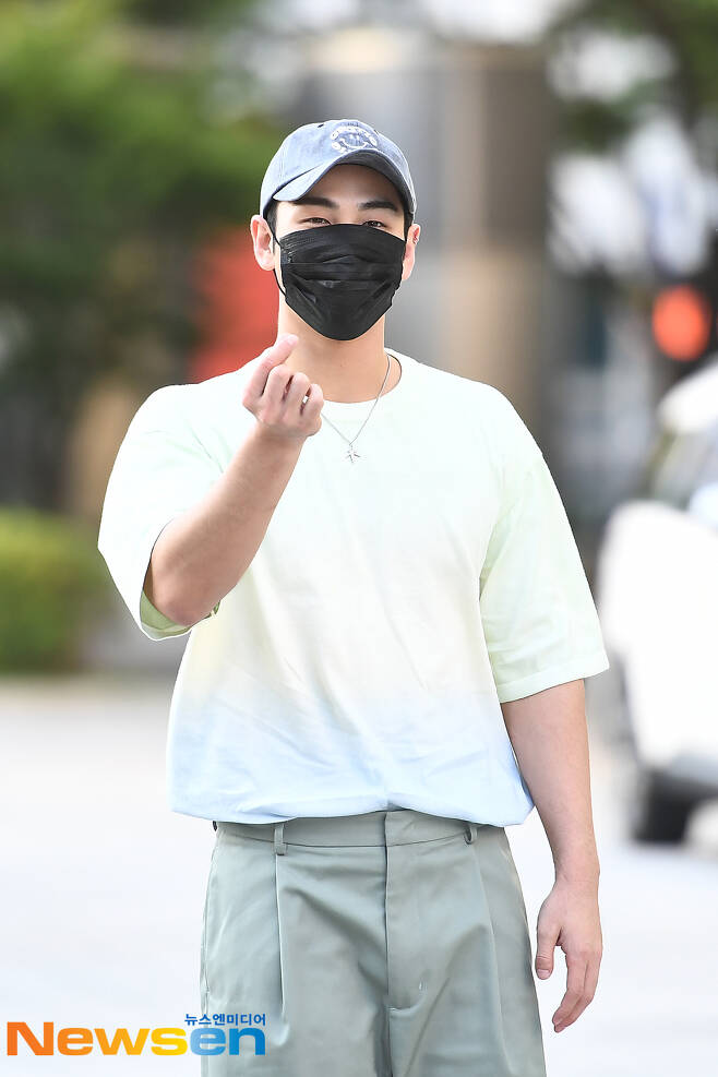 NUEST member Baekho is on his way to work as a special DJ for SBS Power FM Young Street radio in Mok-dong, SBS, Yangcheon-gu, Seoul, on the afternoon of June 4.