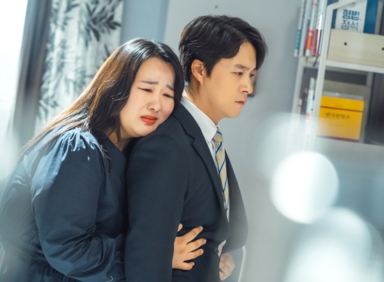 OK photon Ha Jae-sook was spotted holding the maximum clauseThe 22nd KBS 2TV weekend drama OK Photon, which was broadcast on the 30th, recorded 27.5% of the nationwide ratings and 30.5% of the second part based on Nielsen Korea.In the last broadcast, Shin Mary (Ha Jae-sook) was shown to be in doubt about Embryodefense (Choi Dae-chul), which seemed to be left unsettled by Lee Kwang-nam (Hong Eun-hee).Mary witnessed Embryodefense, who was slapped in a draft beer house where Lee Kwang-nam worked part-time, and dragged her home and revealed her upset.Moreover, when he was told that Embryodefense had gone on a business trip, he was nervous as he imagined that Lee Kwang-nam and Embryodefense would meet secretly.He then looked through Embryodefenses car navigation and was shocked to see Lee Kwang-nams home address.When Mary returned from her business trip, she searched the trunk of Embryodefense and it was tense when Embryodefense caught her.On the 4th, OK Photon side was caught in the sad back hug scene where Shin Mary poured out the heat with Embryodefense tightly behind her.In the picture, Embryodefense and Mary are tearing down while they are in a tight confrontation.The nerve-racking Embryodefense pours a number of words into the god Mary like a storm.But when the new Mary responds coldly, Embryodefense appears to turn away as if she can not stand it anymore.At this time, Mary hugged Embryodefenses waist behind her and said, Can you please look at me as a woman?The sobbing new Mary and the soon-to-be-crying Embryodefense overlap, and it is noteworthy whether the two will recover their relationship as a mother and father.In the meantime, Choi Dae-chul and Ha Jae-sook immersed the scene with a special performance in the back hug scene shooting in the heat.It was important to control the big amplitude of the scene because of the nature of the scene of the back hug revealing the sad heart while confronting the fiercely.Ha Jae-sook erupted like a volcano at the same time as the upset that had been endured so far.Choi Dae-chul expressed Embryodefense, which eventually understands Mary, who has other thoughts like a statue dream, with a full of attraction and acting power, leading to the admiration of the scene.Choi Dae-chul and Ha Jae-sook are completing Embryodefense and the new Mary character, which have to have a complicated sense of emotion, said the production team. The heartbreaking Toro of Shin Mary is changing the game between Embryodefense and the new Mary. I want you to check on the 23rd broadcast, whether it can be done. OK Photon will be broadcast at 7:55 pm on the 5th.Photo: KBS 2TV OK Photon