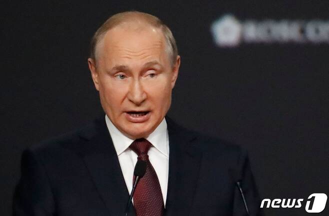블라디미르 푸틴 러시아 대통령이 4일 상트페테르부르크 국제경제포럼에서 발언하고 있다. © AFP=뉴스1