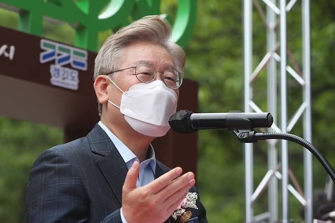 이재명 경기도지사가 26일 경기도 가평군 북면 용소폭포에서 열린 경기도 청정계곡 생활SOC 준공식에서 축사하고 있다. /연합뉴스