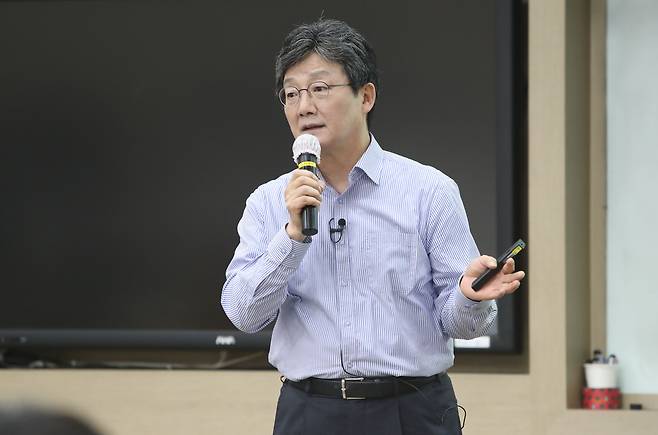 국민의힘 유승민 전 의원이 지난달 31일 오후 경북 경산시 영남대학교에서 특강을 하고 있다. 이날 특강은 영남대학교 정치외교학과 학생회 초청으로 열렸으며 유 전 의원은 '코로나 이후의 한국과 정치의 역할'이란 주제로 강연했다. /연합뉴스