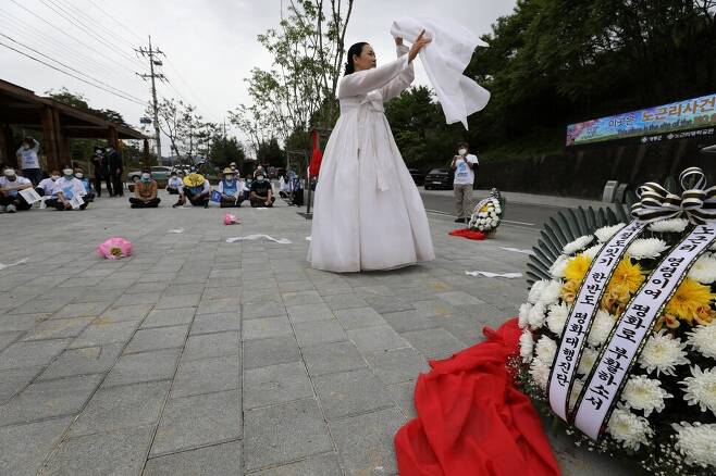 한국무용가 김영자씨가 개근철교 앞에서 민간인 학살 피해자들의 영령을 추모하는 춤을 추고 있다.
