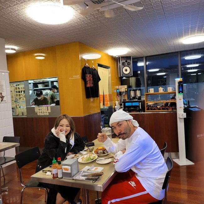 Broadcaster Noh Hong-chul and Singer CL (CL) ties draw Eye-catchingNoh Hong-chul posted a picture and a picture of Omrome on his instagram on the 6th, and reported the recent situation of Weekend.In the photo, Noh Hong-chul meets Singer CL and eats greasy food together; the two, sitting opposite each other over the table, talk while eating delicious food.Noh Hong-chul and Noh Hong-chuls extraordinary relationship attracts Eye-catching.In particular, Noh Hong-chul said that it was a pleasant meeting with the words Our Park Chae-rin is a cute place and Everything is delicious.On the other hand, Noh Hong-chul is appearing on JTBC Picture Thieves.