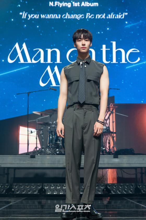 Lee Seung-hyeop of group N.Flying poses at the first full-length album Man of the Moon showcase held online on the afternoon of the 7th.Photo: FNC Entertainment Offers 2021.06.07