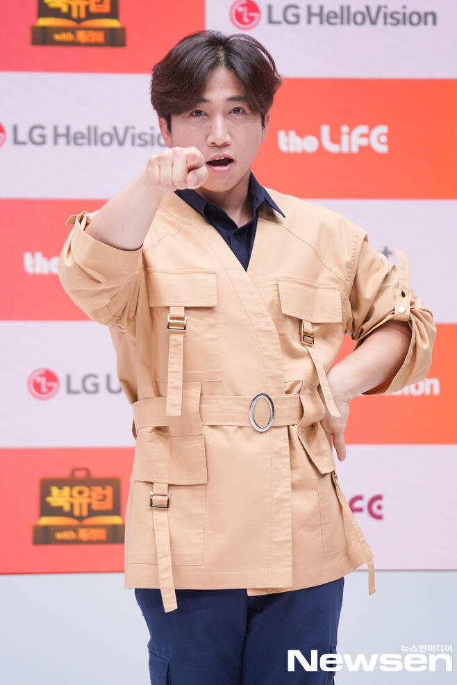 Comedian Yoo Se-yoon attends an online production presentation of the entertainment program Northern Europe with Carrier on the morning of June 7 and has photo time.Photos: Content Lab VIVO