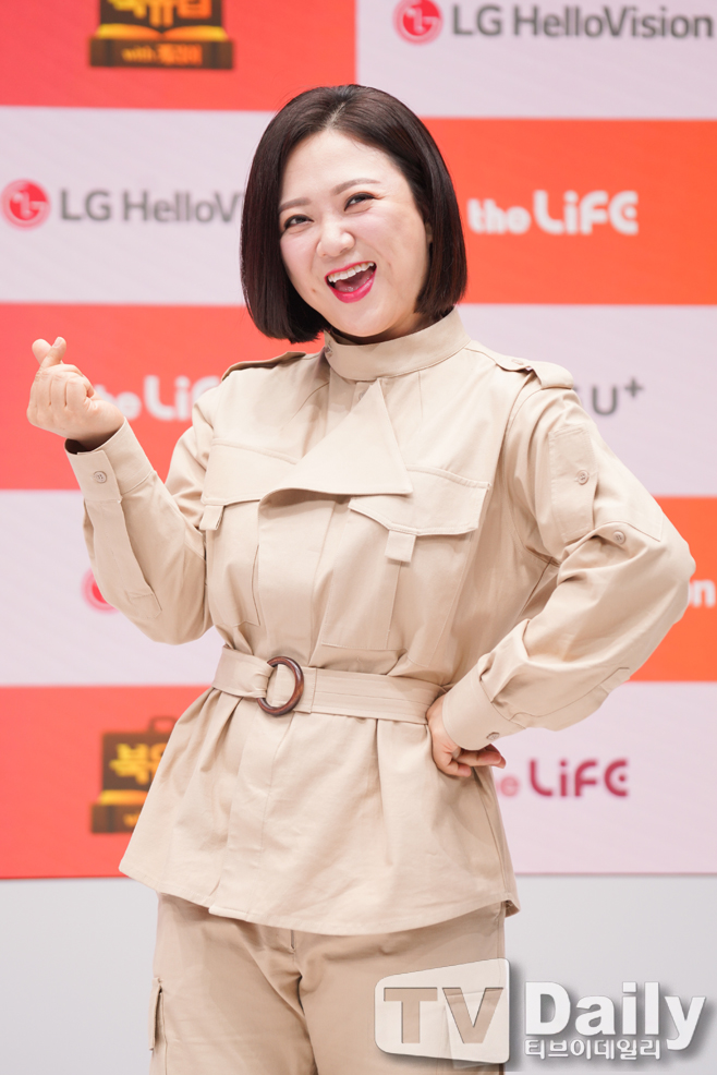 The production presentation of LG Hello Visions new entertainment program Northern Europe with Carrier was broadcast live online on the morning of the 7th.Kim Sook, who attended the production presentation on the day, is posing.Northern Europe with Carrier is a broadcast that captures all three times of fun, knowledge and meaning. It is a book talk show that is expected to open up the new era of local channel original entertainment.