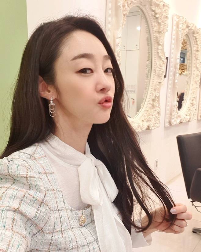 Actor Choi Yeo-jin showed off her beautiful beautyOn the 7th, Choi Yeo-jin posted several photos on his Instagram with an article entitled Flowers Now I have a breakup with you.Choi Yeo-jin in the photo emanated an Elegance charm with a coveted long wave hair.Matching an Elegance white-toned two-piece, he added a garish ribbon blouse with a point of purity.Choi Yeo-jin, who wore comfortable slippers during the break, attracted attention with her shiny sleek legs even if she sat down.Fans cheered with comments such as Beautiful, Pretty and Pretty more than flowers.On the other hand, Choi Yeo-jin is in charge of Bad girl OHara in KBS 2TV Miss Monte Cristo.