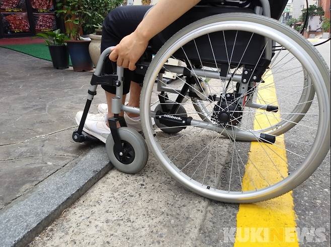 휠체어 이용자에게는 이러한 문턱을 넘기에도 많은 힘이 소모된다. 사진=노상우 기자