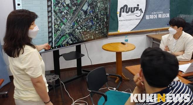 홍윤희 무의 이사장은 휠체어를 타는 이들이 갈 수 있는 음식점, 카페, 편의점 등의 정보를 수집해 데이터로 만드는 것을 목표로 하고 있다. 사진=노상우 기자