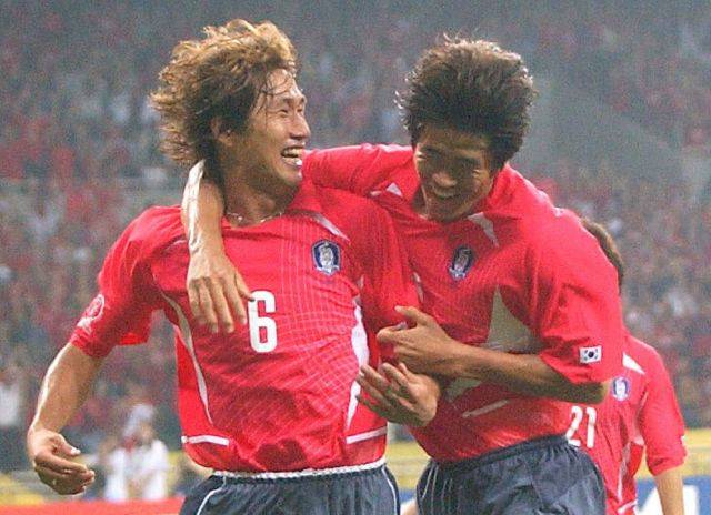 2002년 6월 4일 저녁 부산에서 열린 한일월드컵 D조 폴란드와의 경기에서 두번째 골을 넣은 유상철(왼쪽)이 설기현과 환호하는 모습. 연합뉴스