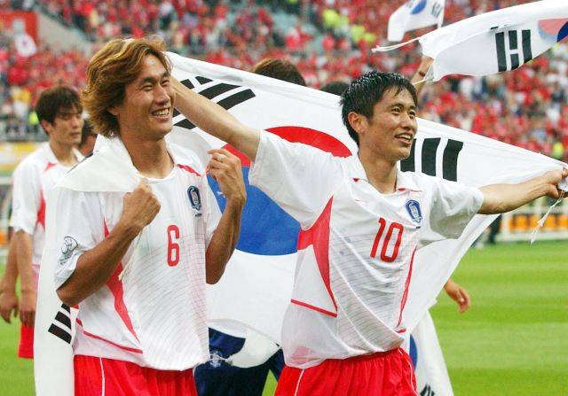 2002년 6월 22일 광주월드컵경기장에서 열린 월드컵 8강전에서 스페인을 꺾고 4강에 진출한 뒤 이영표와 함께 그라운드를 돌며 기뻐하는 유상철. 연합뉴스