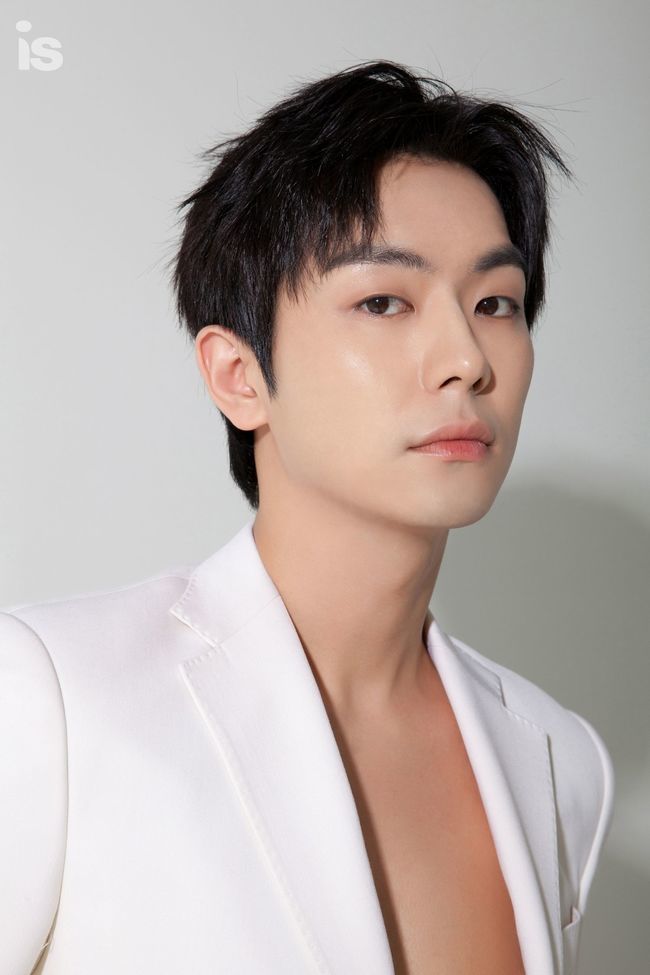 Actor Ahn Woo-yeons chic charm, charisma, and sensual charm were all revealed.A picture of Ahn Woo-yeon and magazine Izu is working together, which has been active in the activities of the work since the military discharge, was released on June 8.Ahn Woo-yeon, who showed a deeper and firmer look as well as visuals through this picture, is attracting attention with various charms, ranging from the more intense Acting Pavilion to the impressions of his thirties and passion that is not afraid of challenge.In particular, he completed the Ahn Woo-yeon Black and White Fashion with all-black suits and all-white suits, and he gives a fascinating masculinity and intense charisma at the same time.In addition to the sexyness that is restrained by the V-neck jacket, Ahn Woo-yeon shakes up his emotions and creates a delicate expression and a sensual mood, enhancing the perfection of the picture.Ahn Woo-yeons 2021 was very busy.Ahn Woo-yeon, who announced his return to the small screen after military service with TVN Drama Stage - Mint Condition, not only shows his acting transformation through works such as Tibing OLizynal I am writing your destiny Kakao TV OLizynal Crazy X of this area, but also shows MBCs new drama Check the Event KBS2 weekend drama Shinsa and Young Lady We are continuing our active activities by confirming the appearance.In an interview after the filming, Ahn Woo-yeon confessed, Since I have increased my sense of responsibility and greed for Acting since the discharge, I seem to have deepened my attitude and weight toward the work. He continued to study and worry about the script, and after reading it once more, he is making characters.I want to see that Acting is fun and enjoyable, and I want to be more mature than before. Ahn Woo-yeon also spoke candidly about his feelings as a 30-something Actor.I am excited to act now and I want to continue, he said, but I want to act more mature with a little more independence and responsibility as I am in my thirties. I laughed.