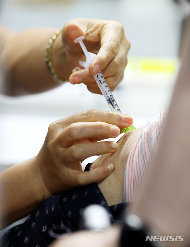 [서울=뉴시스]정병혁 기자 = 7일 오전 서울 동작구 사당종합체육관에 마련된 예방접종센터를 찾은 어르신들이 백신 접종을 받고 있다. jhope@newsis.com