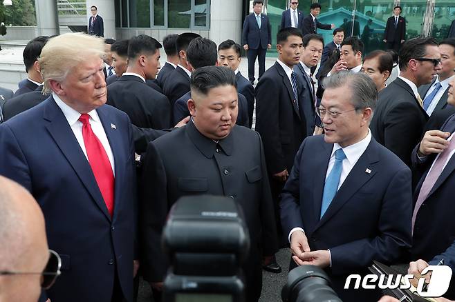 문재인 대통령과 도널드 트럼프 미국 대통령이 2019년 6월30일 오후 판문점에서 김정은 북한 국무위원장을 만나 대화나누고 있다.(청와대 제공) 2019.6.30/뉴스1