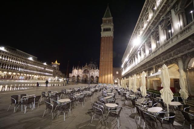 2020년 10월 26일 이탈리아가 코로나19 확산을 막기 위해 음식점과 술집의 영업시간을 저녁 6시로 제한하고 영화관, 수영장 등을 폐쇄하는 부분 봉쇄령을 내린 가운데 베네치아의 산 마르코 광장에 위치한 한 바의 야외 테이블이 텅 비어 있다. 베네치아=EPA 연합뉴스