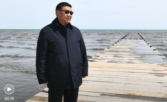 9일 시진핑 중국 국가주석이 티베트 고원 북서부에 위치한 칭하이 호수 현지시찰을 나선 모습. 선글라스를 착용했다.[CGTN 캡처]