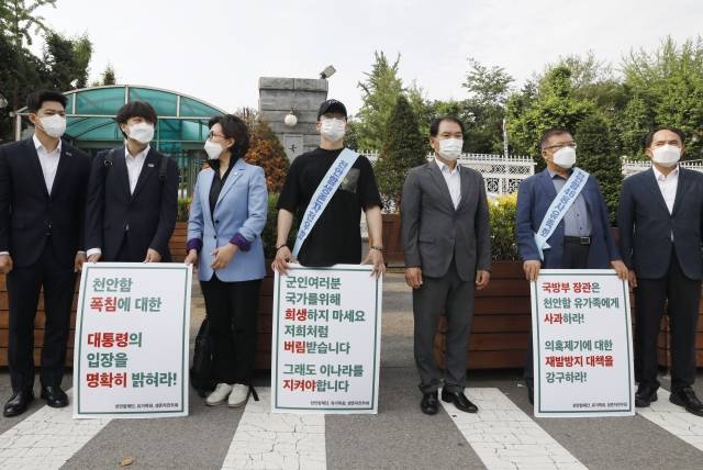 9일 서울 국방부 앞에서 진행된 피켓 시위에 동참한 이준석 후보. 뉴시스