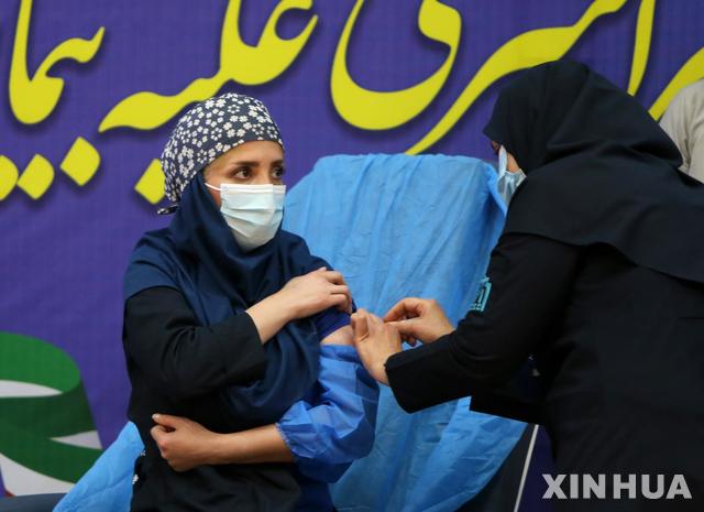 [테헤란=신화/뉴시스]9일(현지시간) 이란 테헤란의 한 병원에서 한 간호사가 코로나19 백신을 접종하고 있다. 2021.02.10.
