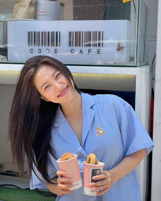 REDVelvet Yeri flaunts Pentagon Yang Hong-seok and sweet chemiOn the afternoon of the 9th, REDVelvet Yeri posted several selfies on his personal SNS, saying, Thank you for our company #Bluebus Day # Oharin # smchan.In the photo, REDVelvet Yeri received a snack car from his agency SM Entertainment at the playlist digital drama Blue Bus Day.Yeri showed off her refreshing vibe as she perfected her bright blue-colored dress.In particular, Pentagon Yang Hong-seok posed for a snack while kneeling at REDVelvet Yeri and laughed.In addition, Yeri and Yang Hong-seok raised expectations for the broadcast, foreshadowing the fantasy chemistry with fellow actors appearing together on Blue Bus Day.Meanwhile, the playlist digital drama Blue Bus Day, starring REDVelvet Yeri and Pentagon Yang Hong-seok, will be aired on All Summer.REDVelvet Yeri SNS